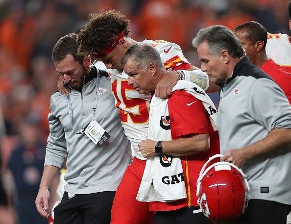 Patrick Mahomes Reportedly Plans to Return This Season After Dislocating Kneecap