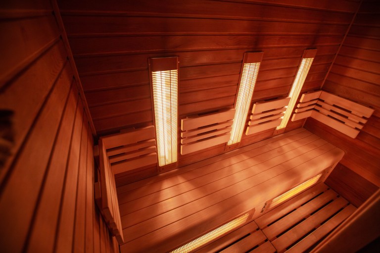 Traditional vs. Infrared Sauna: A Sports Medicine Guide to Optimizing Athletic Recovery